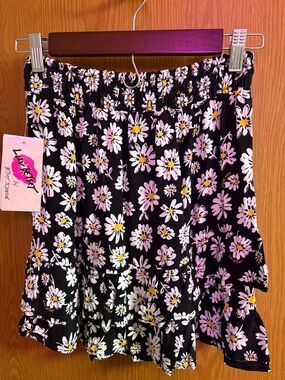 Betsey Johnson Black Mini Skirt with matching White & Yellow Daisy Print Top